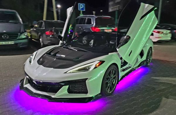 Кабриолет Chevrolete Corvette белый на съемки фотосессии свадьбы аренда