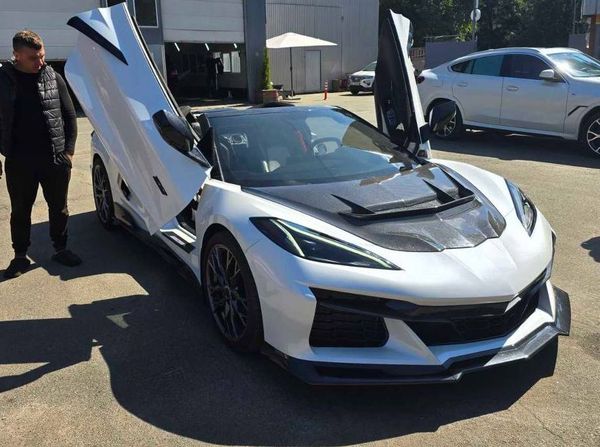 Кабриолет Chevrolete Corvette белый на съемки фотосессии свадьбы аренда