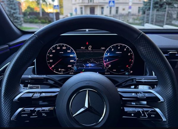 Оренда Mercedes Benz E-class W214 на весілля