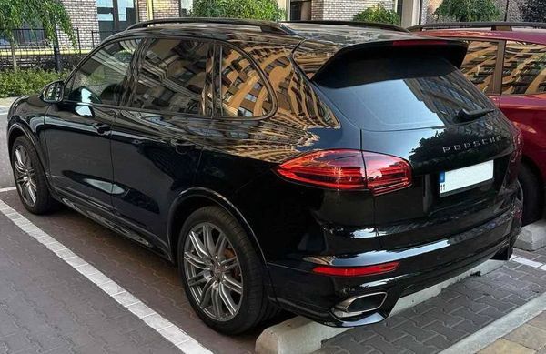 Прокат джип Porsche Cayenne чорний з водієм на весілля 