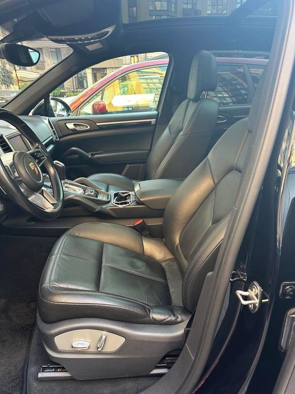 Прокат джип Porsche Cayenne чорний з водієм на весілля 