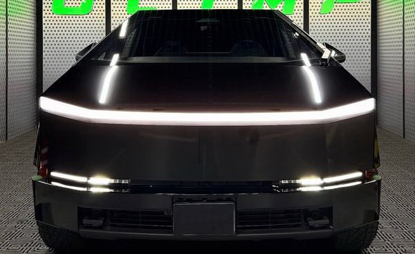 Оренда Tesla Cybertruck чорна на весілля зйомки фотосесію 