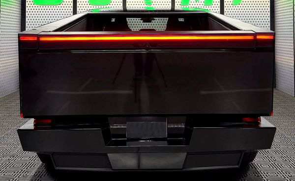 Оренда Tesla Cybertruck чорна на весілля зйомки фотосесію 