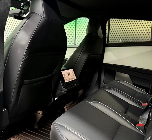 Оренда Tesla Cybertruck чорна на весілля зйомки фотосесію 