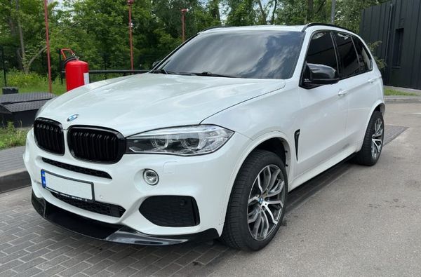 Позашляховик BMW X5 білий замовити з водієм на весілля