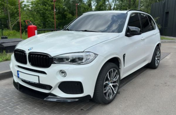 Позашляховик BMW X5 білий замовити з водієм на весілля