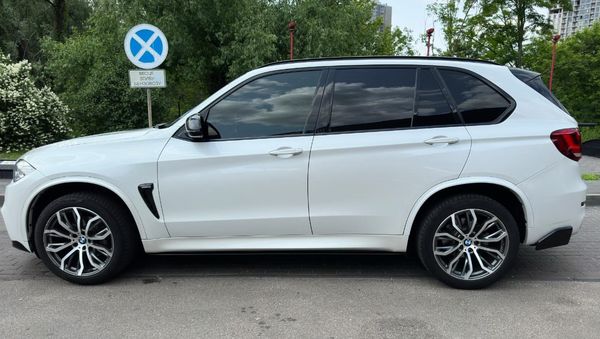 Позашляховик BMW X5 білий замовити з водієм на весілля