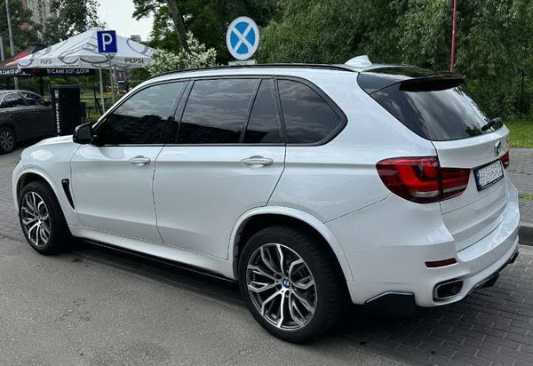 Позашляховик BMW X5 білий замовити з водієм на весілля