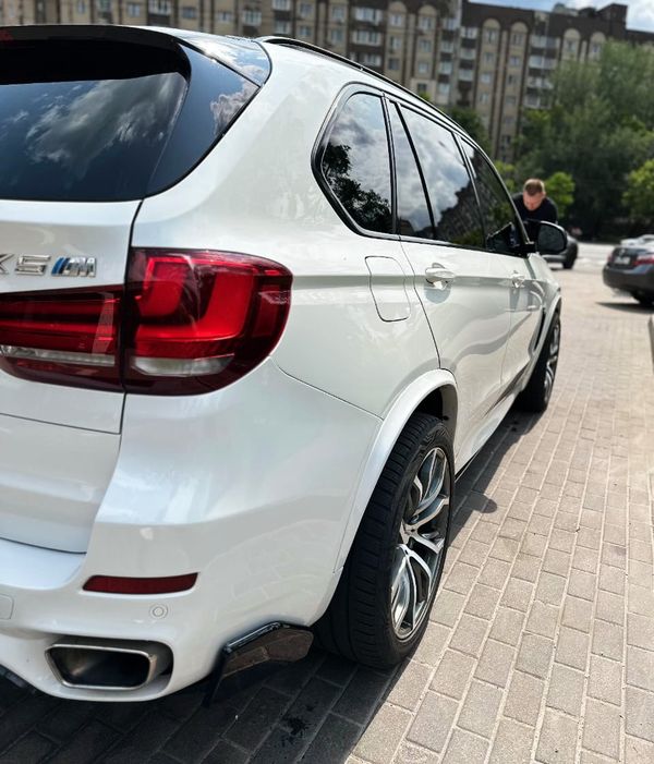Позашляховик BMW X5 білий замовити з водієм на весілля