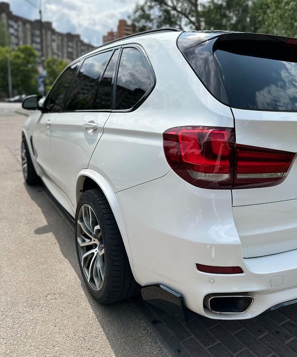 Позашляховик BMW X5 білий замовити з водієм на весілля