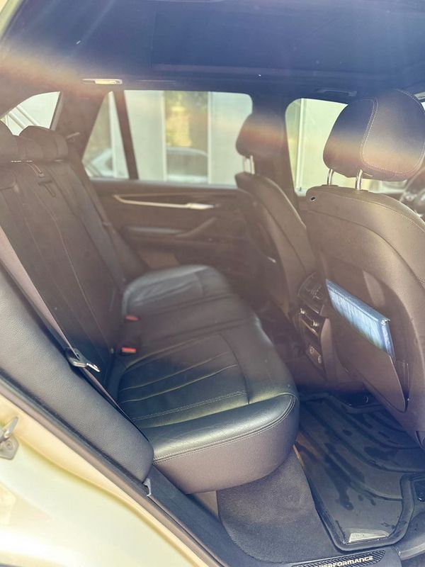 Позашляховик BMW X5 білий замовити з водієм на весілля