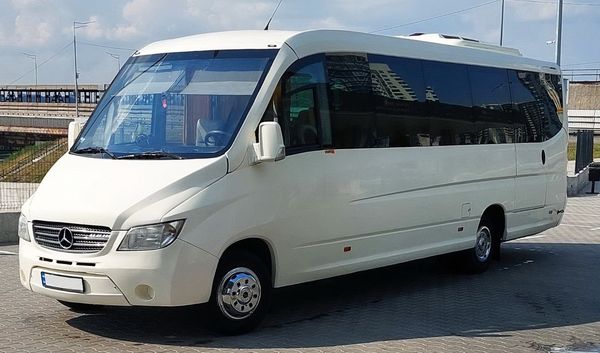 Оренда автобуса Isuzu білий на весілля 30 місць 