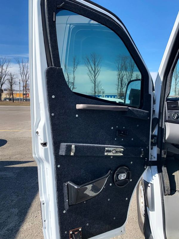 Оренда мікроавтобуса Mercedes Sprinter білий броньований