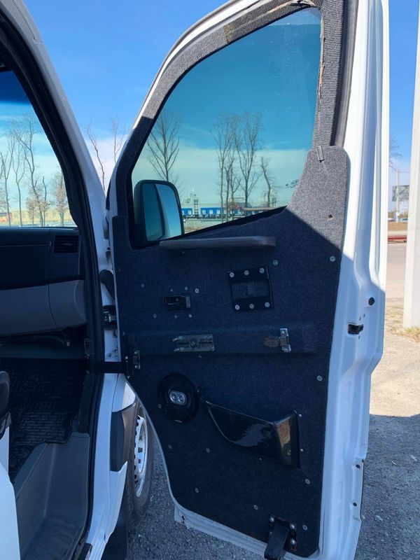 Оренда мікроавтобуса Mercedes Sprinter білий броньований