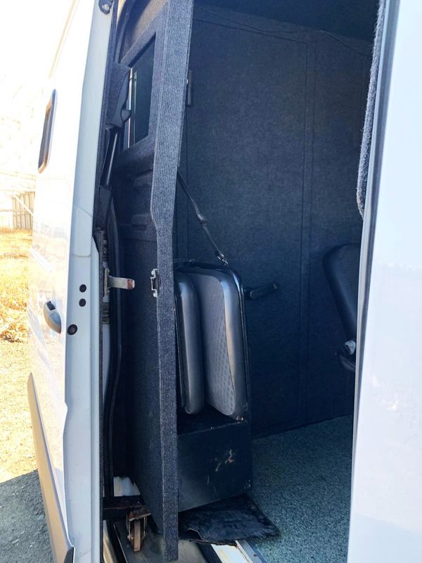 Оренда мікроавтобуса Mercedes Sprinter білий броньований