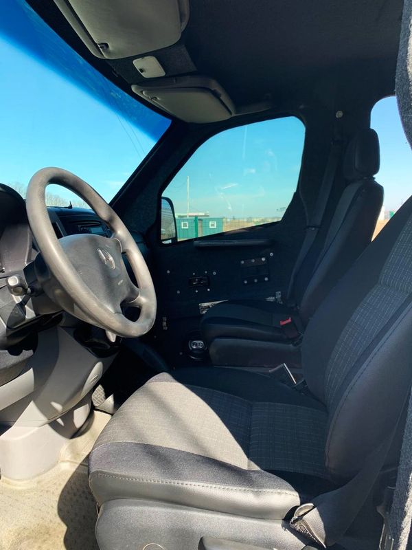 Оренда мікроавтобуса Mercedes Sprinter білий броньований