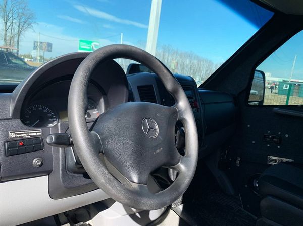 Оренда мікроавтобуса Mercedes Sprinter білий броньований