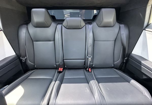 Прокат Tesla Cybertruck с водителем на свадьбу съемки фотосессию