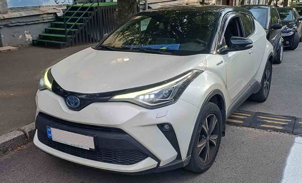 Позашляховик Toyota CH-R 2019 біла на весілля