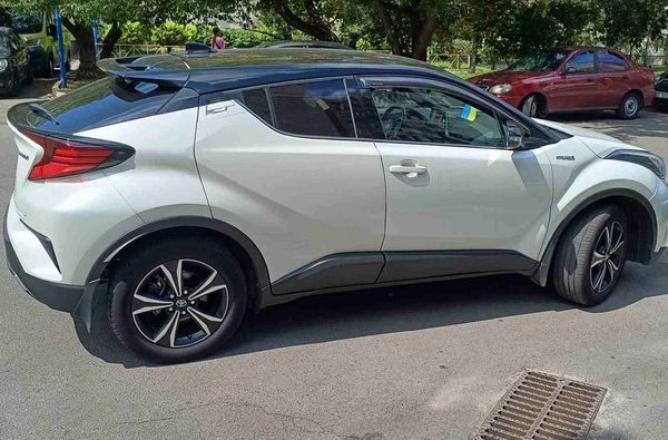 Позашляховик Toyota CH-R 2019 біла на весілля