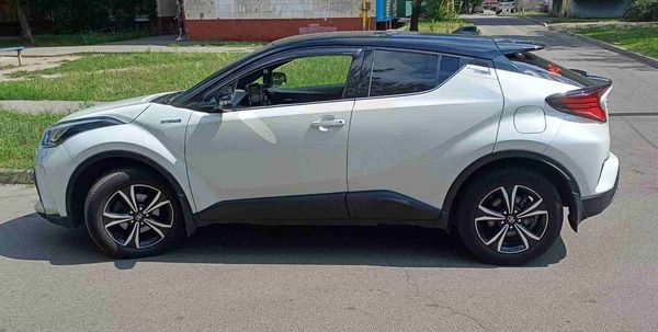 Позашляховик Toyota CH-R 2019 біла на весілля