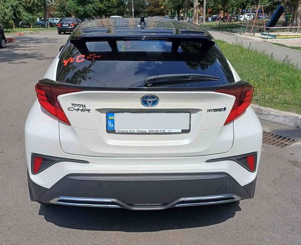 Позашляховик Toyota CH-R 2019 біла на весілля