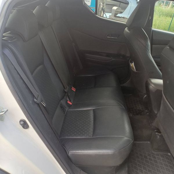 Позашляховик Toyota CH-R 2019 біла на весілля