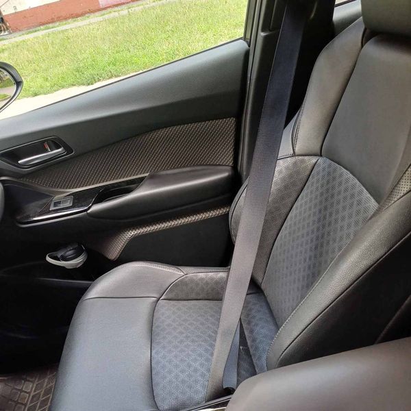 Позашляховик Toyota CH-R 2019 біла на весілля