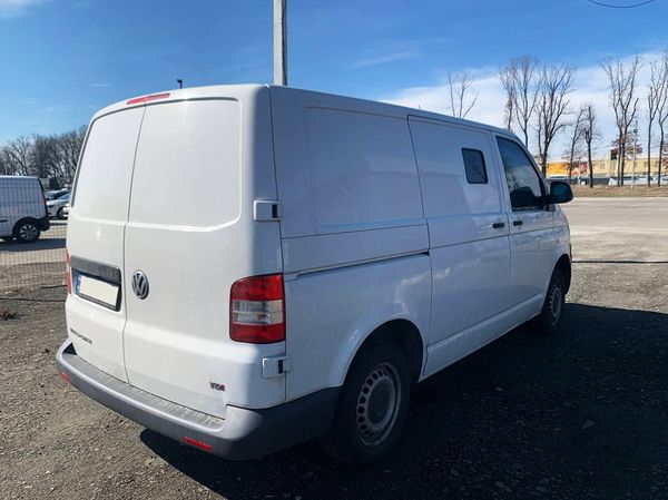 Оренда мікроавтобуса Volkswagen T6 білий броньований