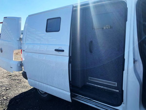 Оренда мікроавтобуса Volkswagen T6 білий броньований