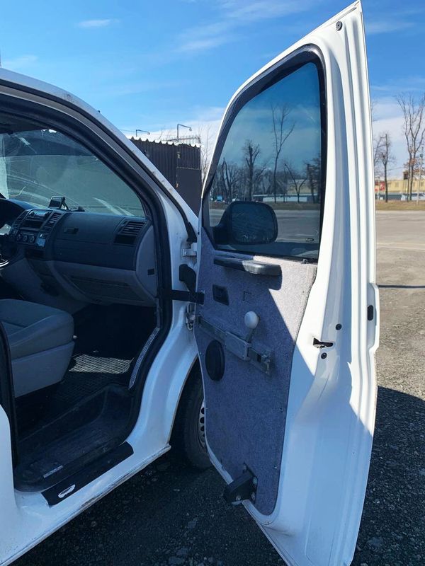 Оренда мікроавтобуса Volkswagen T6 білий броньований