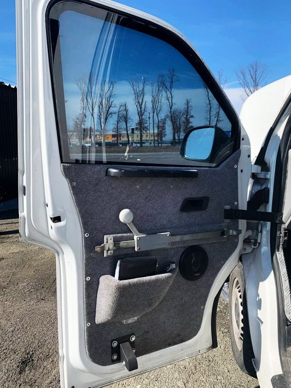 Оренда мікроавтобуса Volkswagen T6 білий броньований