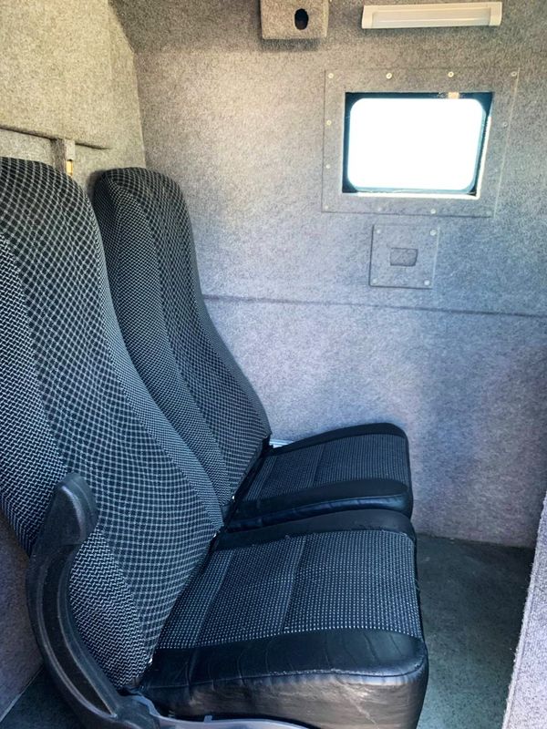 Оренда мікроавтобуса Volkswagen T6 білий броньований