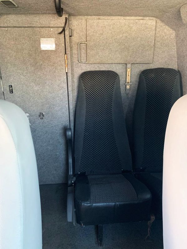 Оренда мікроавтобуса Volkswagen T6 білий броньований