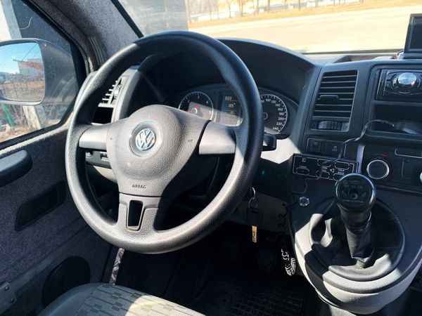 Оренда мікроавтобуса Volkswagen T6 білий броньований