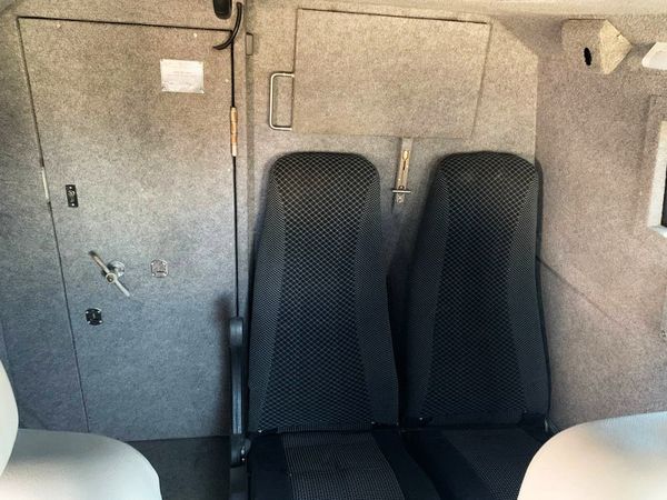 Оренда мікроавтобуса Volkswagen T6 білий броньований