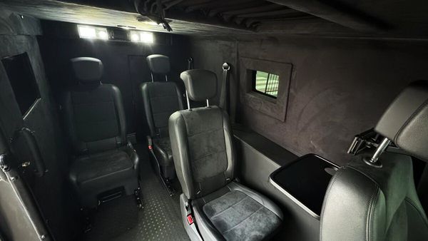 Прокат броньований мікроавтобус Volkswagen Multivan B6 без водія 