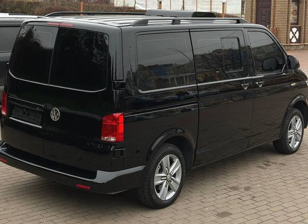 Прокат броньованого мікроавтобуса Volkswagen Transporter T6 B6 без водія 