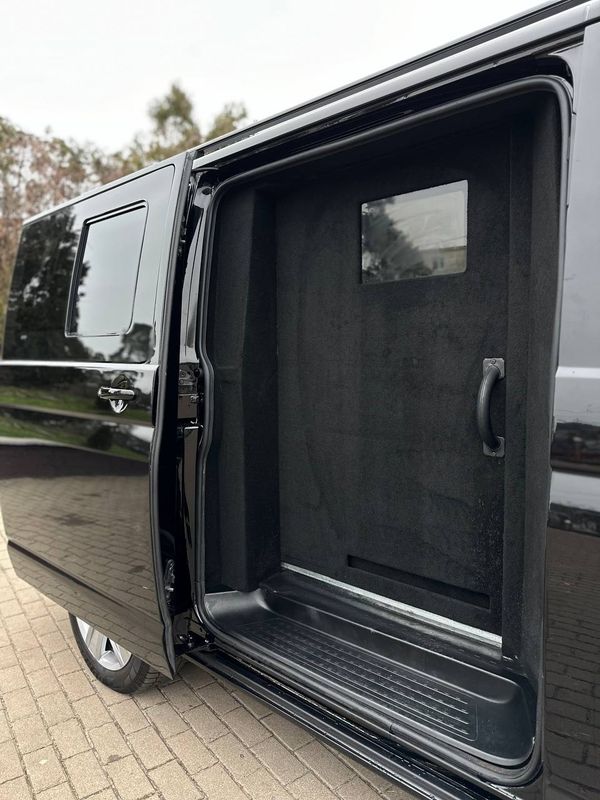 Прокат броньованого мікроавтобуса Volkswagen Transporter T6 B6 без водія 