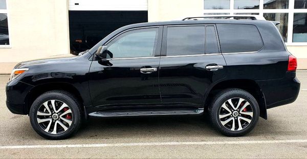 Прокат бронированный джип Lexus LX 570 B6 черный с водителем