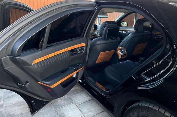 Прокат броньований Mercedes-Benz W221 S600 GUARD B7