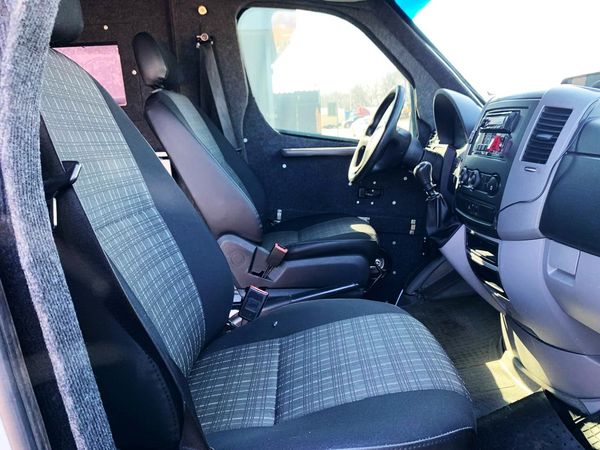 Оренда мікроавтобуса Mercedes Sprinter білий броньований 