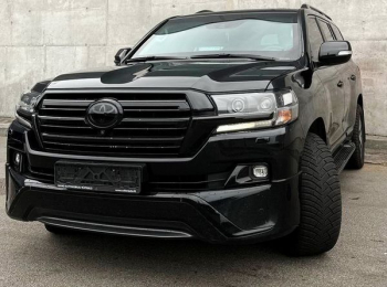 Прокат броньованого Toyota Land Cruiser 200 без водія 