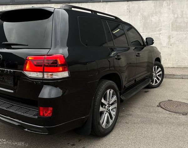 Прокат броньованого Toyota Land Cruiser 200 без водія 