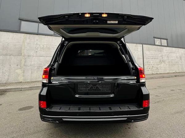 Прокат броньованого Toyota Land Cruiser 200 без водія 