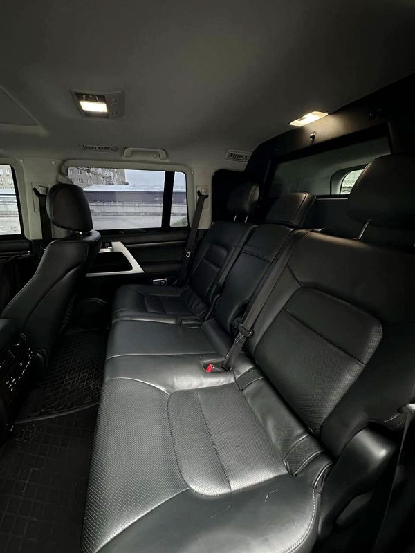 Прокат броньованого Toyota Land Cruiser 200 без водія 