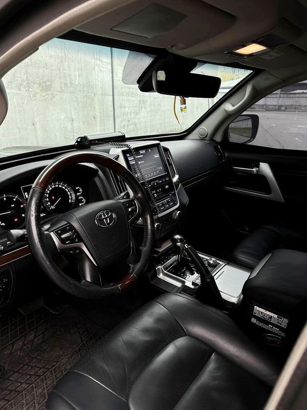 Прокат броньованого Toyota Land Cruiser 200 без водія 