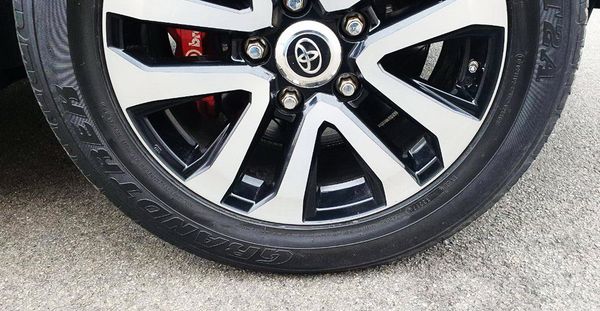 Прокат броньованого Toyota Land Cruiser 200 без водія 