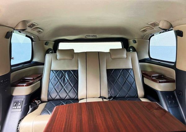 Оренда броньований джип без водія Toyota Sequoia біла 