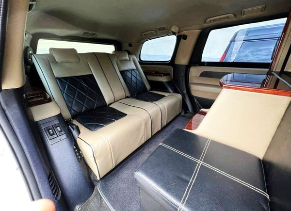 Оренда броньований джип без водія Toyota Sequoia біла 